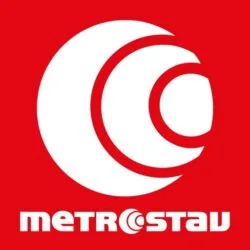 Logo společnosti Metrostav na pozadí červené barvy.
